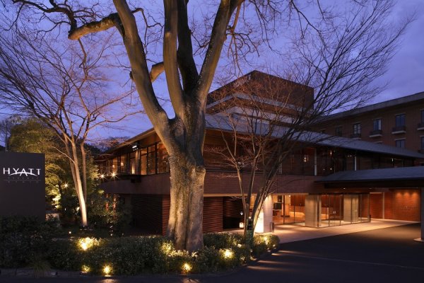 京都 Exterior of hotel with garden view