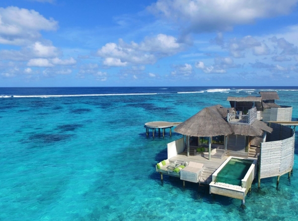 🌊體驗屢獲殊榮的馬爾代夫度假村、令人驚嘆的海洋生物 |「獨家」4晚住宿優惠  | $5,990 起/晚 🔥 | 尊享早+ 晚餐 + 往返接送 + 每日免費指定活動：日落海豚巡遊 @ Six Senses Laamu 拉姆島六善酒店, 馬爾代夫